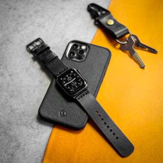 Apple set v černém kabátu! Co na něj říkáte? Všechny produkty naleznete na našem eshopu: https://www.vidrabrand.cz/